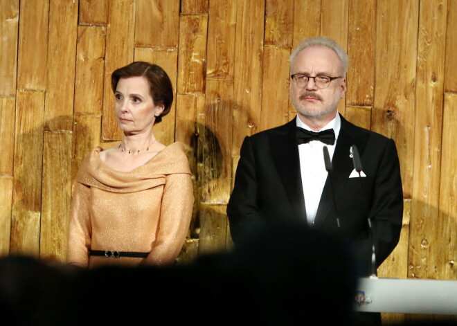 FOTO: Levita inaugurācijā saviesīgi atnāk ielūgtie augstākās sabiedrības pārstāvji