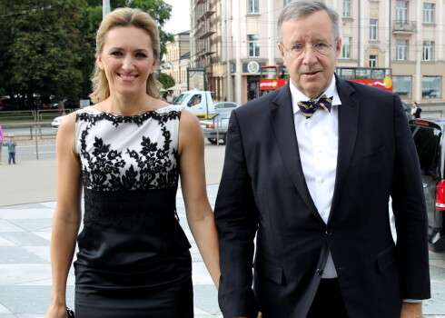 Bijušais Igaunijas prezidents Tomass Hendriks Ilvess ar kundzi Ievu Ilvesu ierodas uz sarīkojumu par godu jaunievēlētā Valsts prezidenta Egila Levita inaugurācijai Latvijas Nacionālajā bibliotēkā.