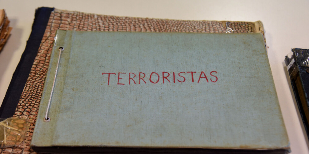 Mape no lietas izskatīšanas ar uzrakstu "teroristi".