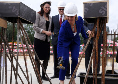 Baiba Broka (priekšplānā) 2014. gadā piedalās Latvijas Universitātes Akadēmiskā centra pamatakmens un laika kapsulas ielikšanas svinīgajā ceremonijā.