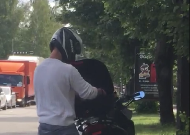 Видео: рижские полицейские поймали водителя мотоцикла BMW за необычным занятием