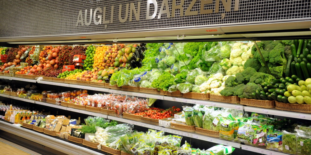 Veikalos Latvijā novēro būtiskas augļu un dārzeņu cenu atšķirības