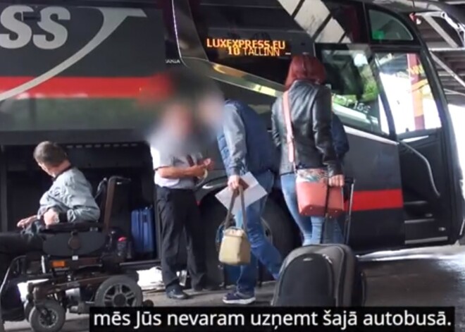 "Lux Express" taisnojas par invalīda Gunāra izmešanu no autobusa: viņš, lūk, negribēja izkāpt no ratiņkrēsla