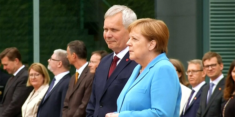 VIDEO: Merkele pēdējā mēneša laikā jau trešo reizi nofilmēta trīcam