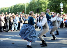 Zaļumballe Latvijas armijas simtgades svinību laikā 11.novembra krastmalā.