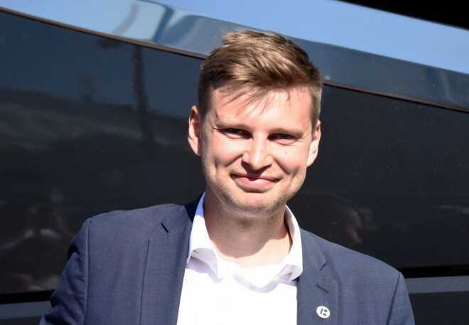 “Lux Express Latvija” valdes priekšsēdētājs Janno Ritsbergs: “Pasažierim piedāvāja iespēju tikt ieceltam autobusā un apsēdinātam sēdvietā un piesprādzētam, ratiņkrēslu novietojot bagāžas nodalījumā. Diemžēl pasažieris no šīs opcijas atteicās”.