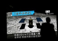 Japānas kosmosa zonde "Hayabusa2" ceturtdien veiksmīgi nolaidusies uz attāla asteroīda