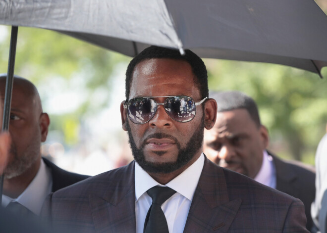 Saistībā ar apsūdzībām par seksuāliem noziegumiem aizturēts slavenais dziedātājs "R. Kelly"