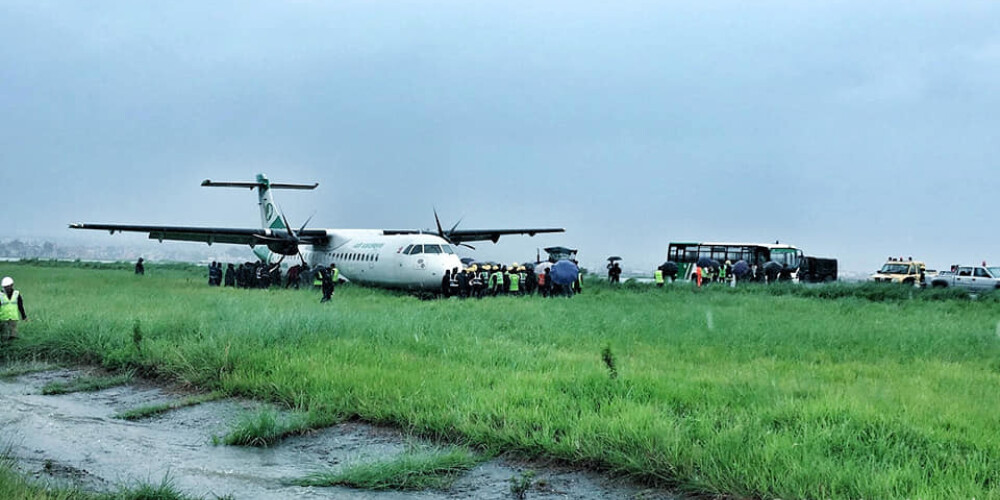 No skrejceļa noslīdējusi lidmašīna bloķējusi Katmandu lidostu