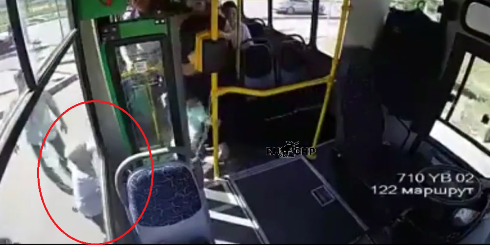 Мать с ребенком выпрыгнули из автобуса без водителя и попали под колеса
