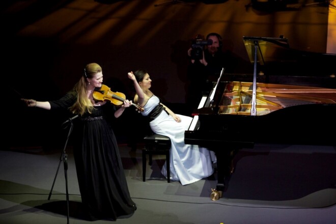 Sestdien, 20. jūlijā, pulksten 19.00 Latgales vēstniecības „Gors” Mazajā zālē skanēs pianistes Agneses Egliņas un vijolnieces Paulas Šūmanes kamermūzikas koncerts "Virtuozs uz jumta", kurā mūziķes aicina klausītājus doties dažādas mūzikas ceļojumā.