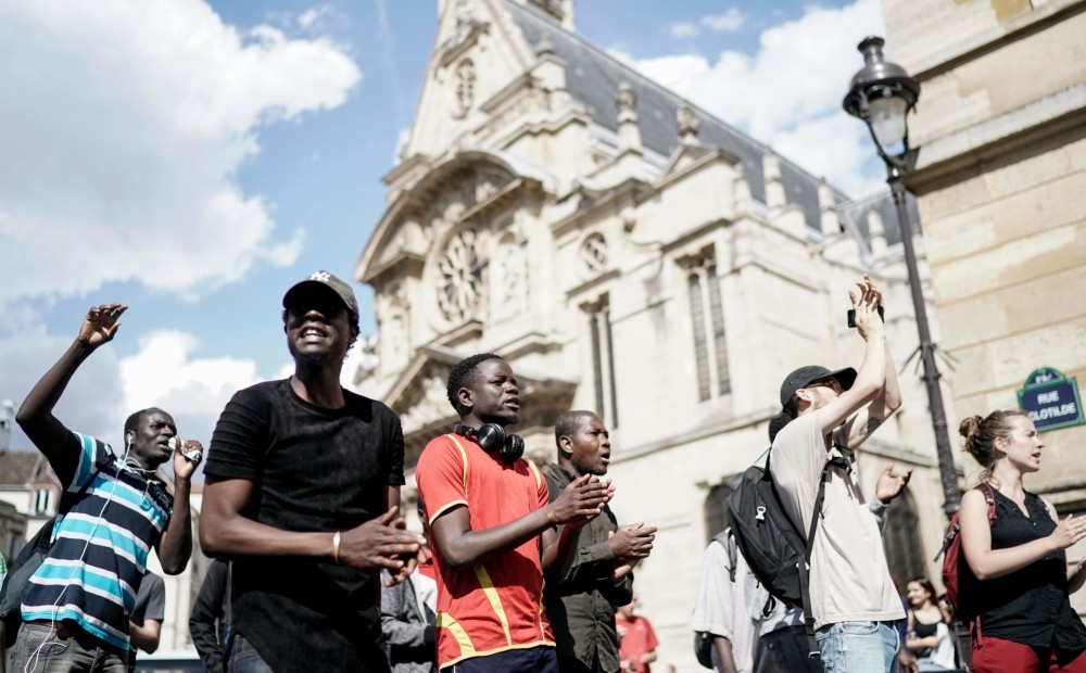 Simtiem nelegālo imigrantu Parīzē ieņēmuši Panteonu