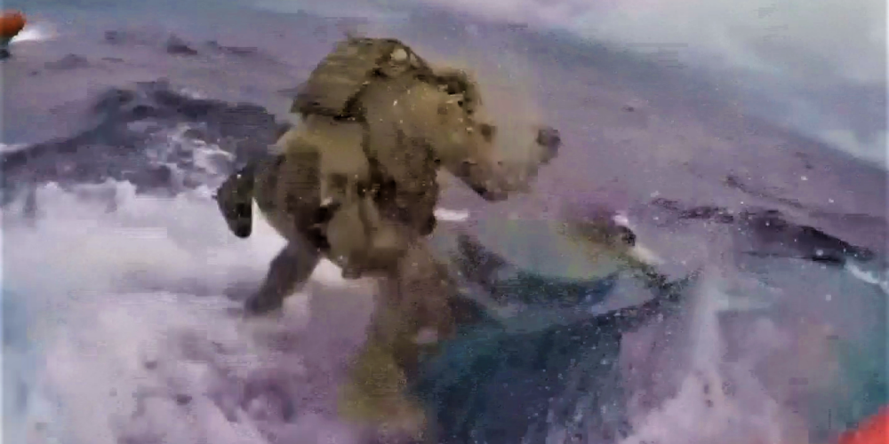 Spraigs VIDEO: ASV Krasta apsardze dzenas pakaļ un aiztur zemūdeni, kas ved 7 tonnas kokaīna