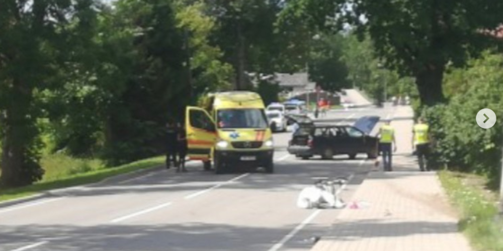 В Алуксне автомобиль сбил на тротуаре пять пешеходов, погибла 12-летняя девочка