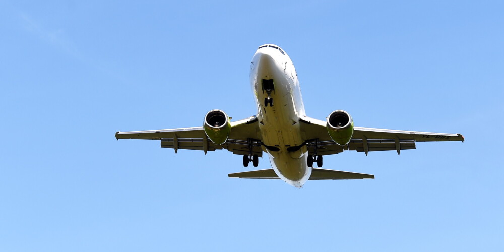 Rīgas lidostā paaugstinātas drošības apstākļos nolaidusies "airBaltic" lidmašīna