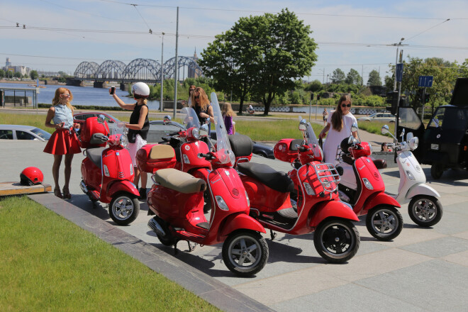  	"Vespa" ir slavenākais un izplatītākais motorollers pasaulē.