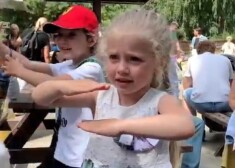 VIDEO: Galkins un Pugačova aizved bērnus uz Rīgas zoodārzu