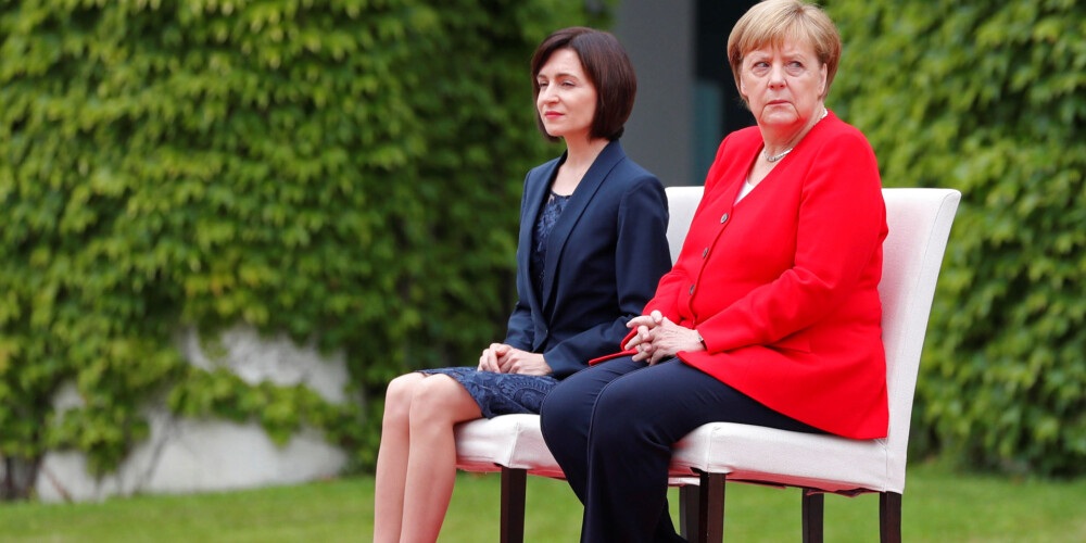 Merkele atkal paliek sēžam himnas laikā