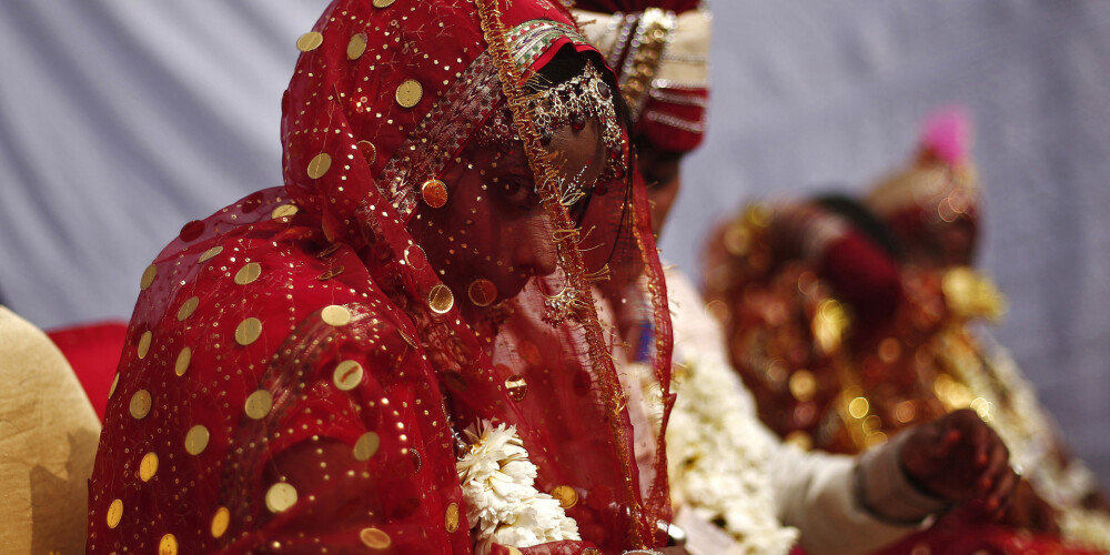 Vīrietis Indijā pārgriezis rīkli gaidībās esošai meitai, kura apprecējusies pret tēva gribu