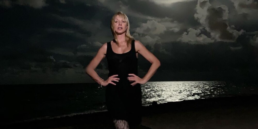 Кристина Орбакайте похвасталась стройной фигурой на фоне лунного затмения в Майами