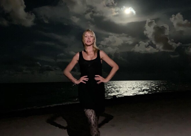 Кристина Орбакайте похвасталась стройной фигурой на фоне лунного затмения в Майами