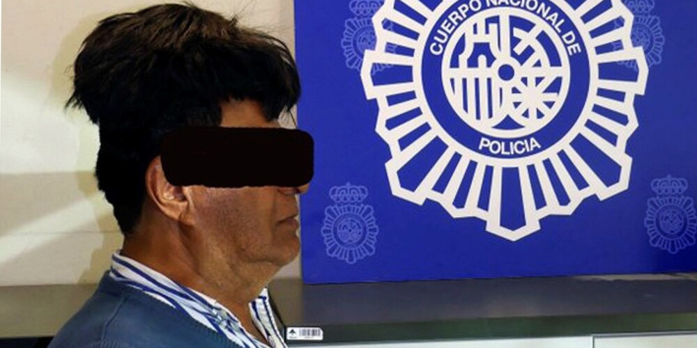 Barselonas lidostā aizturēts narkokurjers, kurš zem parūkas centies noslēpt puskilogramu kokaīna