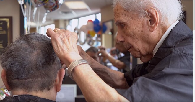 Энтони Манчинелли продолжает стричь людей и в 106 лет!