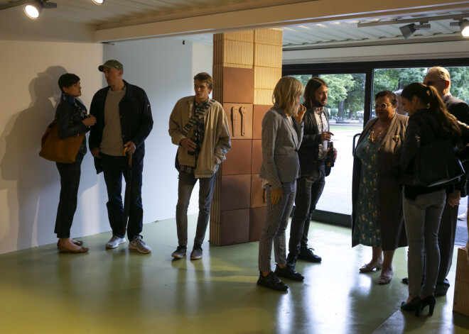 MVT Vasaras mājā, Esplanādē atklāta trešā izstāde no izstāžu cikla “LMA100”, kas ir mākslinieciska interpretācija par metālmākslinieku un metālmākslas pedagogu Juri Gagaini.