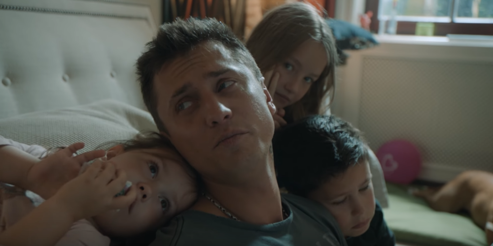 Павел Прилучный с детьми снялся в трогательном клипе "Папа рядом"
