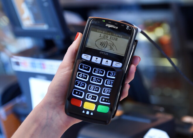 Kasiere Liepājā ar pircējas aizmirstu kredītkarti nopērk sev kafiju un cigaretes