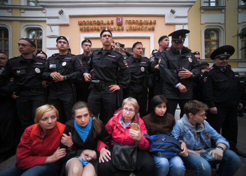 Aiz mums ir Maskava... Policija sargā galvaspilsētas varu no "iekšējā ienaidnieka" – savas tautas.