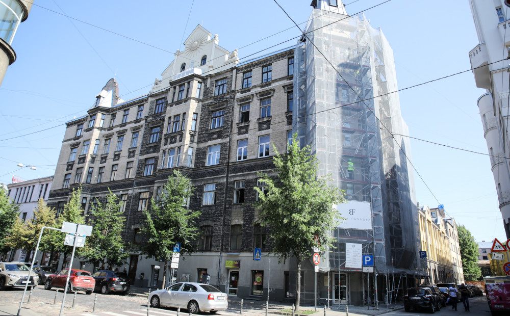 Piestiprina pirmo apliecinājuma plāksnīti pie kultūrvēsturiskas ēkas fasādes, kura šogad atjaunota ar Rīgas pašvaldības līdzfinansējumu