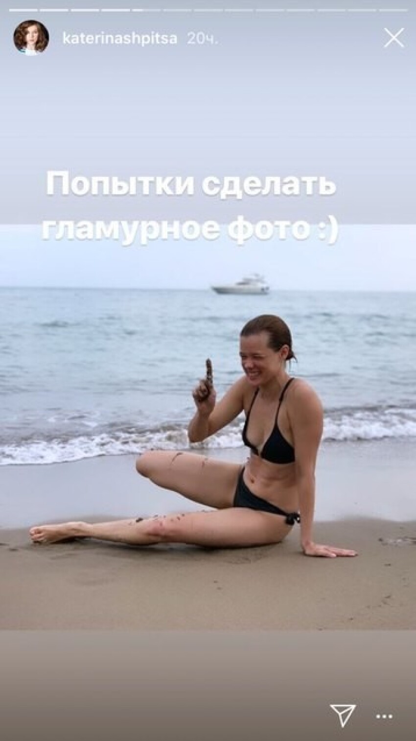 Катерина Шпица в бикини устроила фотосессию на турецком пляже