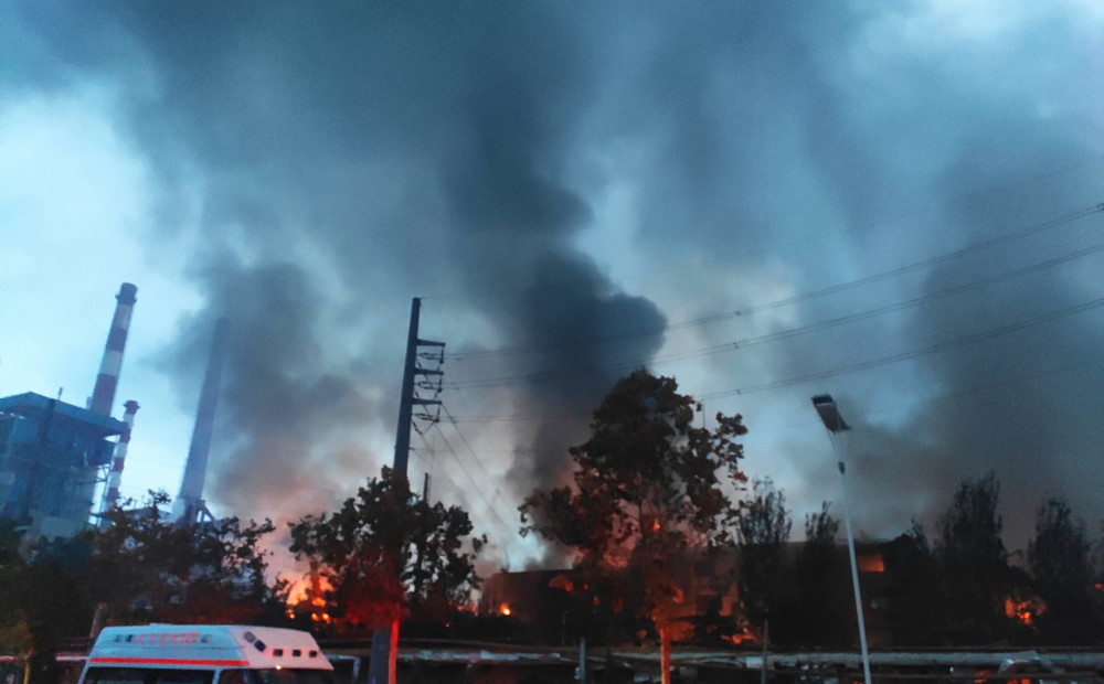 Izsisti logi trīs kilometru rādiusā: spēcīga eksplozija gāzes rūpnīcā Ķīnā