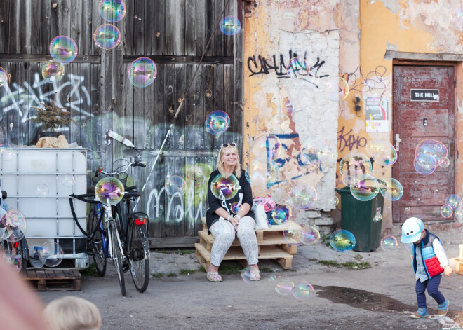 "Summer Sound" ieskandināšanas pasākumam bija jānotiek pirms divām dienām, tomēr laikapstākļu dēļ tas tika pārcelts uz piektdienas, 19. jūlija, vakaru. Tomēr šodienas apmeklētāji varēja neraizēties, jo pasākums noritēja pēc plāna, proti, ar sportistām aktivitātēm un repera Ozola uzstāšanos.