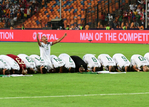 Alžīrijas futbolistu lūgšana, atzīmējot triumfu Āfrikas Nāciju kausā.