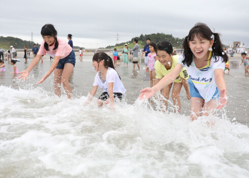8 gadus pēc kodolkatastrofas Fukušimas tuvumā atvērta publiskā pludmale