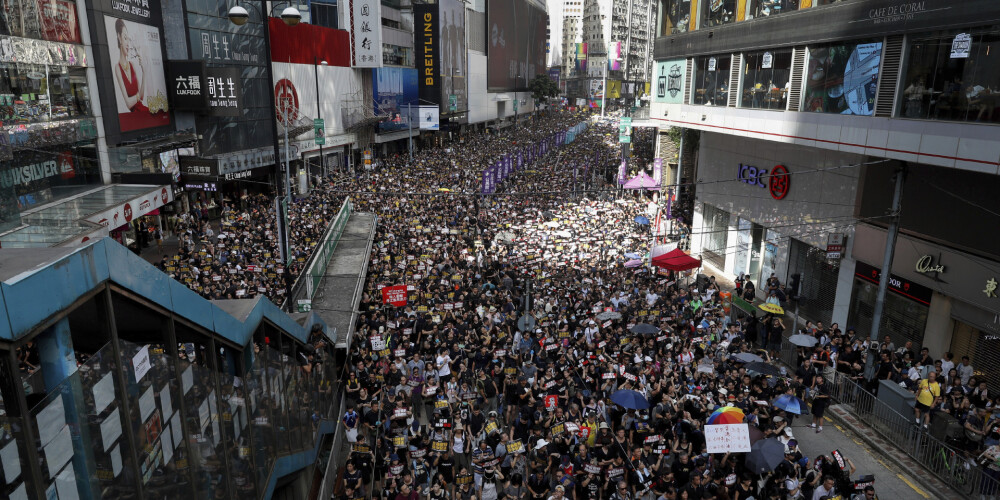 Tūkstošiem cilvēku Honkongā protestos pieprasa lielāku neatkarību no Ķīnas
