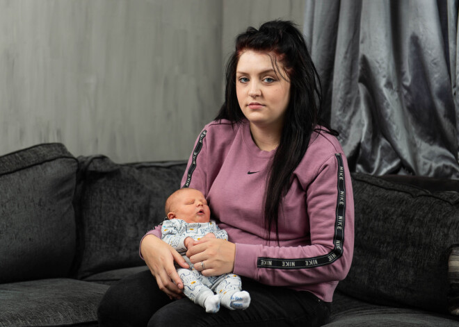 Dzemdējoša sieviete Anglijā krīt panikā, kad satrakojies taksometra vadītājs liek viņai tīrīt notraipīto automašīnu