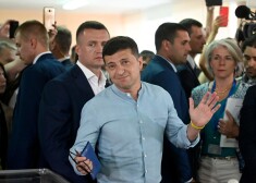 Aptaujas liecina, ka Ukrainas parlamenta vēlēšanās uzvarējusi Zelenska pārstāvētā partija