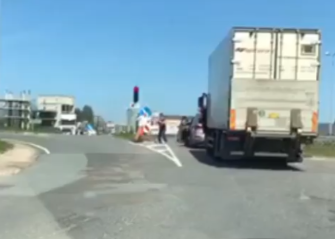 Видео: около Рижского аэропорта подрались два водителя