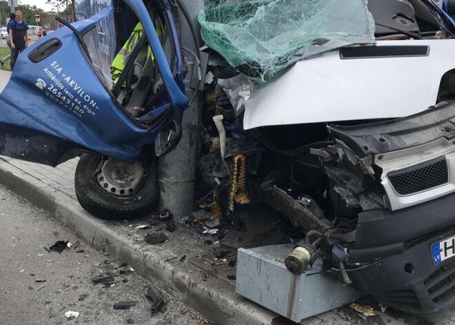 VIDEO: mikroautobuss pie "Akropoles" iebrauc pretējā joslā un ietriecas laternā