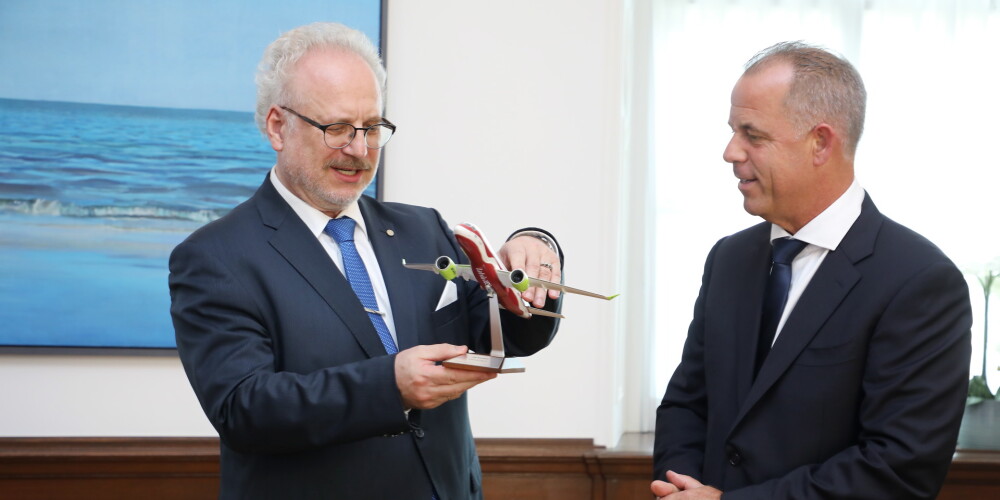 "airBaltic" šefs Martins Gauss ticies ar prezidentu Levitu