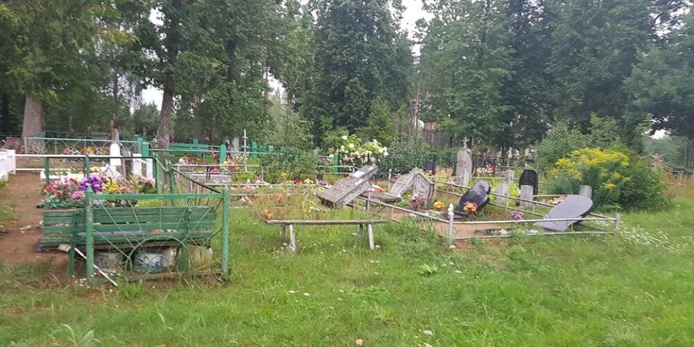 Tabores pagastā apgānīta kapsēta - nogāzti un sadauzīti vairāki desmiti pieminekļu