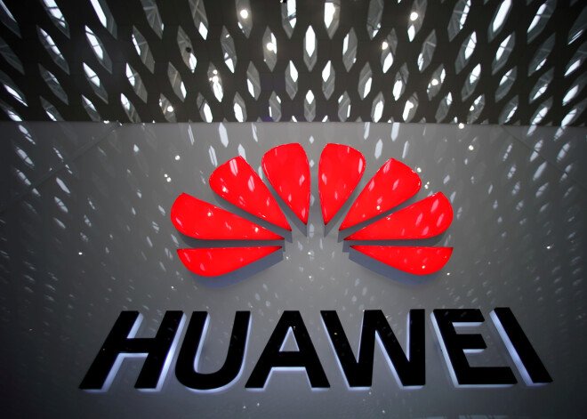 Čehijas radio: "Huawei" darbiniekiem valstī jāvāc sensitīva uzņēmēju un amatpersonu informācija