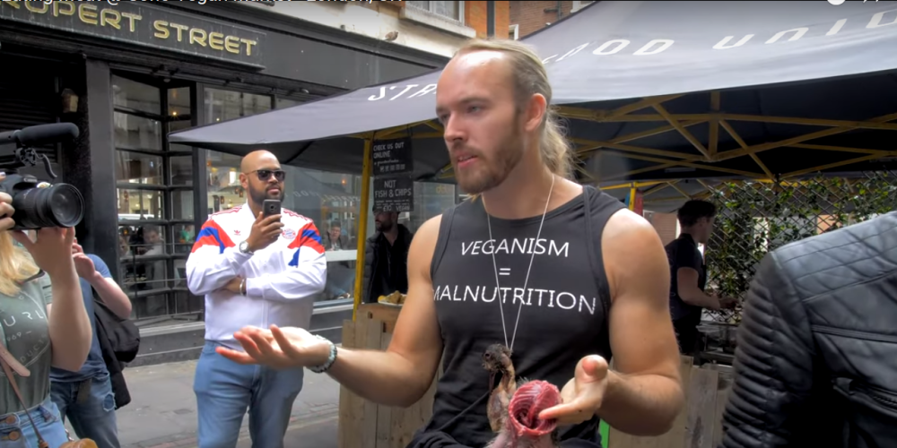 Latvietis Gatis, kurš vegānu festivālā Londonā ēda beigtas vāveres, saņēmis sodu