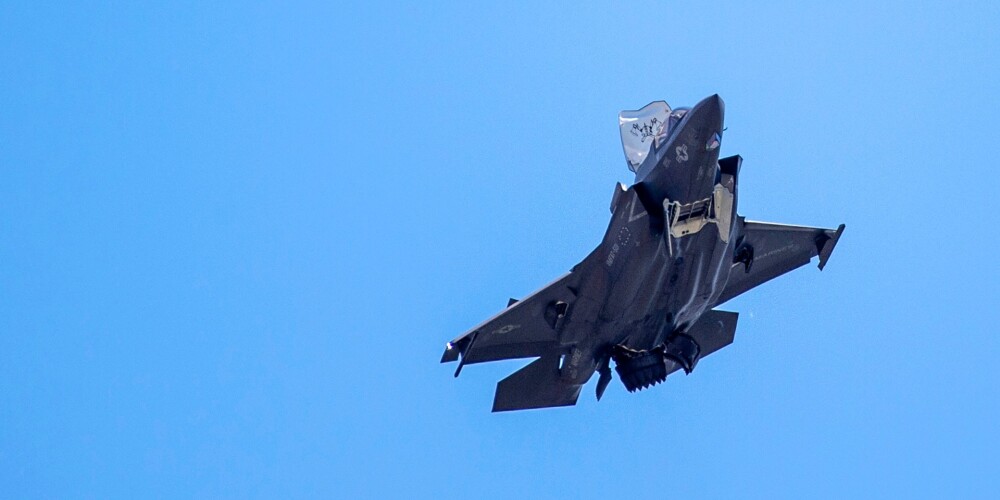 Latvijā šodien pirmo reizi nosēdušies ASV iznīcinātāji "F-35"