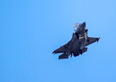 Lielvārdes bāzē šodien pirmo reizi nosēdušies divi moderni ASV iznīcinātāji "F-35"