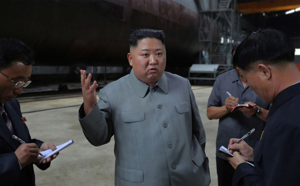 Kims Čenuns inspicē jaunu zemūdeni un paziņo par armijas stiprināšanu