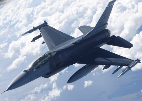 Bulgārijas prezidents uzliek veto līgumam par iznīcinātāju F-16 iegādi.